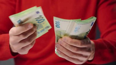 Avro banknotlarını sayan adam, yakın plan. Yatırım, başarı, finansal beklentiler veya kariyer ilerlemesi kavramı.