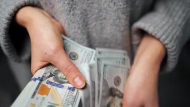 Amerikan Doları 'nı sayan bir kadın, yakın plan. Yatırım, başarı, finansal beklentiler veya kariyer ilerlemesi kavramı.