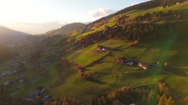 Dağ yamacındaki bir dağ köyünün havadan panoramik görüntüsü. Dolomite Dağlarında güzel bir sonbahar, İtalyan Alpleri