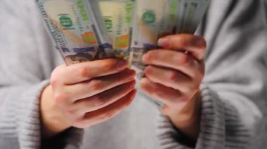 Amerikan Doları 'nı sayan bir kadın, yakın plan. Yatırım, başarı, finansal beklentiler veya kariyer ilerlemesi kavramı.