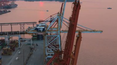 Vancouver, Kanada - 24 Ağustos 2023. Arka planda Vancouver Limanı 'nın havadan görüntüsü var. Havadaki yangınlardan çıkan duman. British Columbia, Kanada