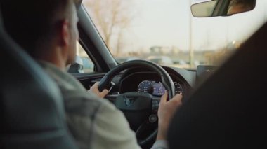 Şehrin sokaklarında araba süren bir adamın arka koltuğu.