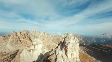 FPV İHA 'sı Cristallo Dağı' nın keskin dağ uçurumlarına yakın uçuyor. İtalya ve Alplerdeki Dolomitler.