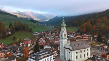 İtalyan Dolomitleri Alpleri 'ndeki Dobbiaco Dağı ve yeşil çayırların havadan görünüşü, Trentino Alto Adige, İtalya sonbaharda. Hız rampası