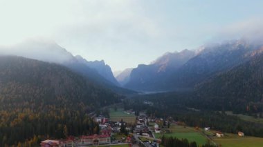 İtalyan Dolomitleri Alpleri 'ndeki Dobbiaco dağ kasabasının hava manzarası ve sis, Trentino Alto Adige, İtalya sonbaharda