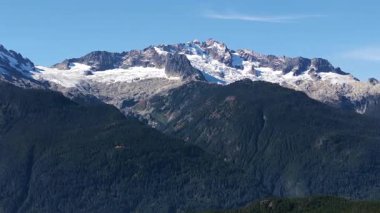 Squamish yakınlarında buzullu dağların havadan görünüşü British Columbia, Kanada.