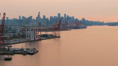 Vancouver, Kanada - 24 Ağustos 2023. Arka planda Vancouver Limanı 'nın havadan görüntüsü var. Havadaki yangınlardan çıkan duman. British Columbia, Kanada