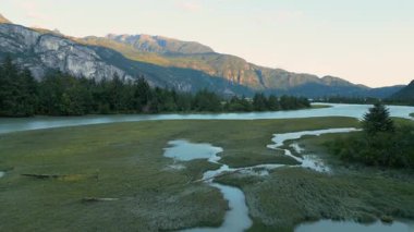 Fraser nehir vadisi ve Kanada 'nın Britanya Kolumbiyası' ndaki dağ manzarası.