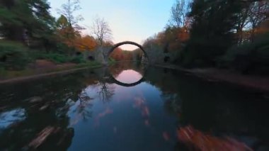 Devils Köprüsü Rakotzbrucke Rhododendron Sarayı Parkı Kromlau, Rakotz Gölü, Saksonya, Almanya. Su yüzeyinde FPV uçuşu