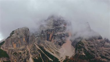 Bulutlarla kaplı yüksek sıradağların havadan görünüşü. Dolomites, İtalya 'daki Cristallo Dağı. Güzel sonbahar manzarası