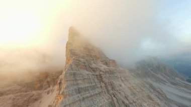 FPV İHA 'sı Cristallo Dağı' nın keskin dağ uçurumlarına yakın bulutlarda uçuyor. İtalya ve Alplerdeki Dolomitler.