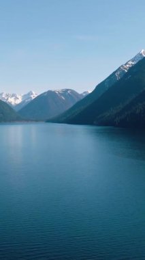 Chilliwack Gölü 'nün ve baharda dağların havadan manzarası. Vancouver 'ın doğusunda, British Columbia, Kanada