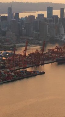 Arka planda Vancouver Limanı 'nın havadan görüntüsü var. British Columbia, Kanada