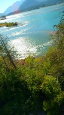 Fraser nehir vadisi ve Kanada 'nın Britanya Kolumbiyası' ndaki dağ manzarası. POV FPV insansız hava aracı ile filme alındı.