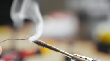 Solder için Rosin 'le kaplanmış, Duman ve Su Sıçratan Isıtmalı Demir Uç. Yakın plan.. 