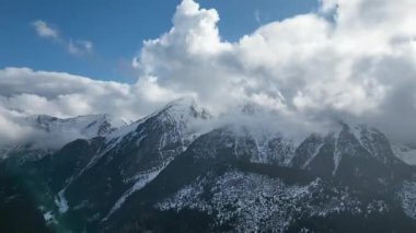 Karlı dağların hava manzarası sisli bulutlar güzel doğada hızlı hareket ediyor. Hiperaktiflik. Tatra Dağları, Slovakya