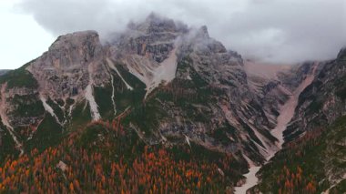 Bulutlarla kaplı yüksek sıradağların havadan görünüşü. Dolomites, İtalya 'daki Cristallo Dağı. Güzel sonbahar manzarası