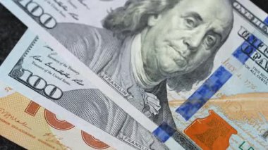 Karmaşık tasarımı ve çeşitli güvenlik özelliklerini vurgulayan farklı para birimleri ve mezheplerin yakın ve ayrıntılı görünümü 