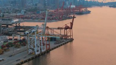 Vancouver, Kanada - 24 Ağustos 2023. Arka planda Vancouver Limanı 'nın havadan görüntüsü var. Havadaki yangınlardan çıkan duman. British Columbia, Kanada