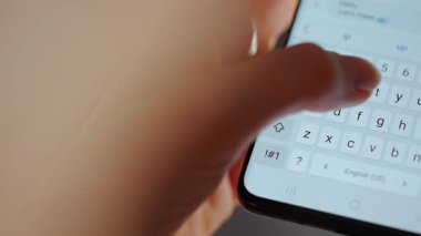 Akıllı telefondan sohbet eden, kısa mesaj yazan, dokunmatik ekran klavyesine dokunan, kurye uygulaması kullanan bir kadın. Cep telefonu tutan kadın..
