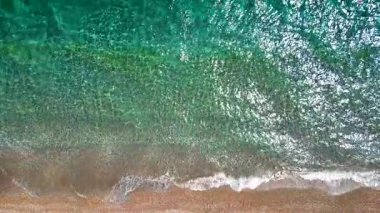 Yukarıdan aşağıya çakıl taşı plajı ve kristal berrak su görüntüsü. Rodos, Yunanistan