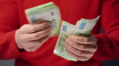 Avro banknotlarını sayan adam, yakın plan. Yatırım, başarı, finansal beklentiler veya kariyer ilerlemesi kavramı.