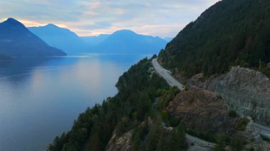Deniz manzaralı Sky Highway, Howe Sound ve fiyortlu. Arabalar yolda gidiyor. Squamish ve Vancouver arasında, British Columbia, Kanada.