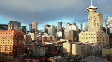 Vancouver ve Vancouver 'ın merkezindeki gökdelenlerin hava görüntüsü. British Columbia, Kanada.