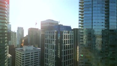 Şafak vakti Vancouver şehir merkezindeki gökdelenlerin hava görüntüsü, British Columbia, Kanada.