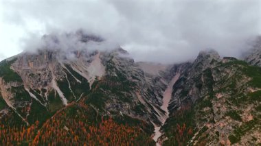 Bulutlarla kaplı yüksek sıradağların havadan görünüşü. Dolomites, İtalya 'daki Cristallo Dağı. Güzel sonbahar manzarası