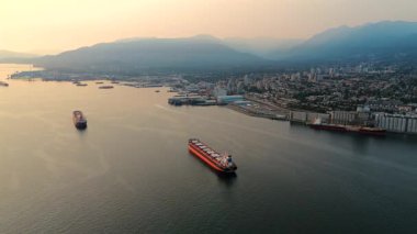 Günbatımında Kuzey Vancouver Limanı yakınlarındaki kargo bölmelerinin hava görüntüsü. British Columbia, Kanada
