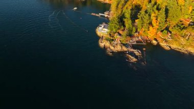Güzel Kanada manzarası, dağlar, adalar ve fiyortlar üzerinde hava manzarası. Howe Sound 'da. Squamish ve Vancouver arasında, British Columbia, Kanada.