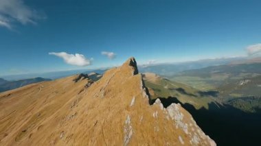 FPV İHA 'sı Alplerdeki Seceda, İtalya' nın keskin dağ uçurumlarına, Dolomite dağlarına yakın uçuyor..