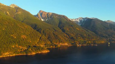 Güzel Kanada manzarası, dağlar ve fiyortlar üzerinde hava manzarası. Howe Sound 'da. Squamish ve Vancouver arasında, British Columbia, Kanada.