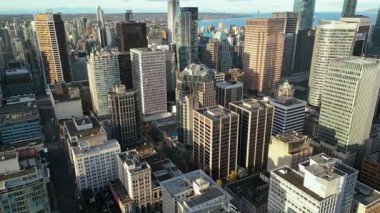 Vancouver ve Vancouver 'ın merkezindeki gökdelenlerin hava görüntüsü. British Columbia, Kanada.