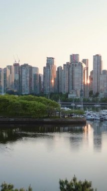 Vancouver, British Columbia, Kanada 'daki gökdelenlerin hava görüntüsü. Binalar suya yansıyor