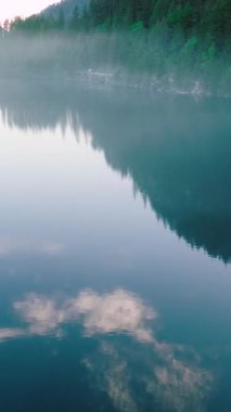 İlkbaharda Elbow Lake 'in ve dağ manzarasının havadan manzarası. Vancouver 'ın doğusunda, British Columbia, Kanada