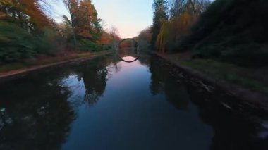 Devils Köprüsü Rakotzbrucke Rhododendron Sarayı Parkı Kromlau, Rakotz Gölü, Saksonya, Almanya. Su yüzeyinde FPV uçuşu