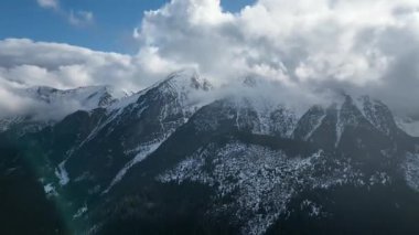 Karlı dağların hava manzarası sisli bulutlar güzel doğada hızlı hareket ediyor. Hiperaktiflik. Tatra Dağları, Slovakya