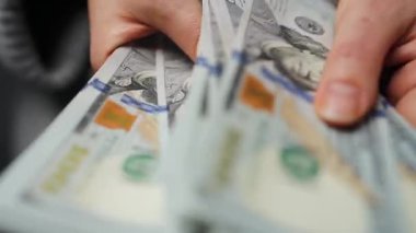 Amerikan Doları 'nı sayan bir kadın, yakın plan. Yatırım, başarı, finansal beklentiler veya kariyer ilerlemesi kavramı.