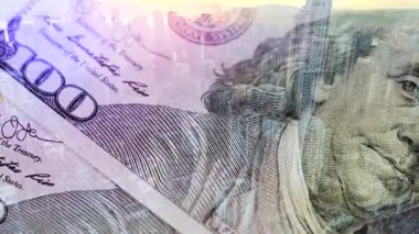 Modern şehrin arka planına karşı karmaşık tasarımı ve çeşitli güvenlik özelliklerini vurgulayan 100 dolarlık banknotların iki katına çıkarılması. Yatırım kavramı, başarı, mali