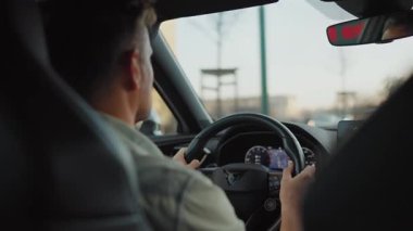 Şehrin sokaklarında araba süren bir adamın arka koltuğu.