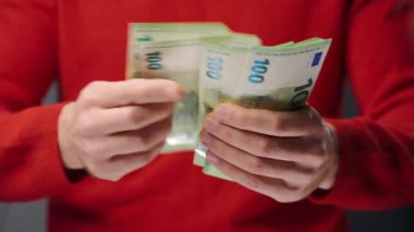 Avro banknotlarını sayan adam, yakın plan. Yatırım, başarı, finansal beklentiler veya kariyer ilerlemesi kavramı.