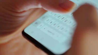 Akıllı telefondan sohbet eden, kısa mesaj yazan, dokunmatik ekran klavyesine dokunan, kurye uygulaması kullanan bir kadın. Cep telefonu tutan kadın..