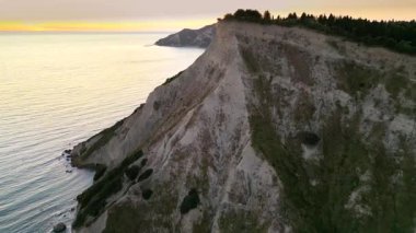 Yunanistan 'daki Korfu adasındaki kıyı şeridinin havadan görüntüsü. Gün batımında güzel deniz manzarası