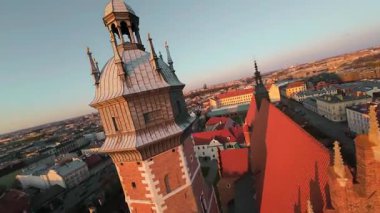 Polonya 'nın Krakow bölgesindeki Kazimierz bölgesinde bulunan Corpus Christi Bazilikası' nın çevik uçuşları. Manevra yapılabilir uçuş FPV İHA 'sı tarafından filme alındı.