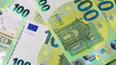 Avro banknotlarının yakın plan ve ayrıntılı görüşü karmaşık tasarımı ve çeşitli güvenlik özelliklerini vurguluyor. Yavaş çekim