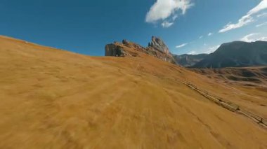 FPV İHA 'sı Alplerdeki Seceda, İtalya' nın keskin dağ uçurumlarına, Dolomite dağlarına yakın uçuyor..
