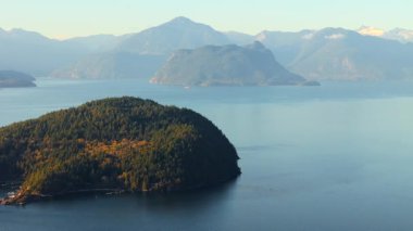 Güzel Kanada manzarası, dağlar, adalar ve fiyortlar üzerinde hava manzarası. Howe Sound 'da. Squamish ve Vancouver arasında, British Columbia, Kanada.