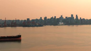 Gün batımında Vancouver Limanı ve şehir merkezinin havadan görüntüsü. British Columbia, Kanada. Hızlandırılmış video